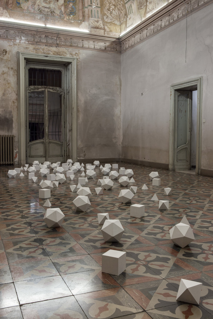 Marco La Rosa, Ecce Homo, 2012, gesso alabastrino, ferro, foglia oro, dimensioni dell'installazione variabili.