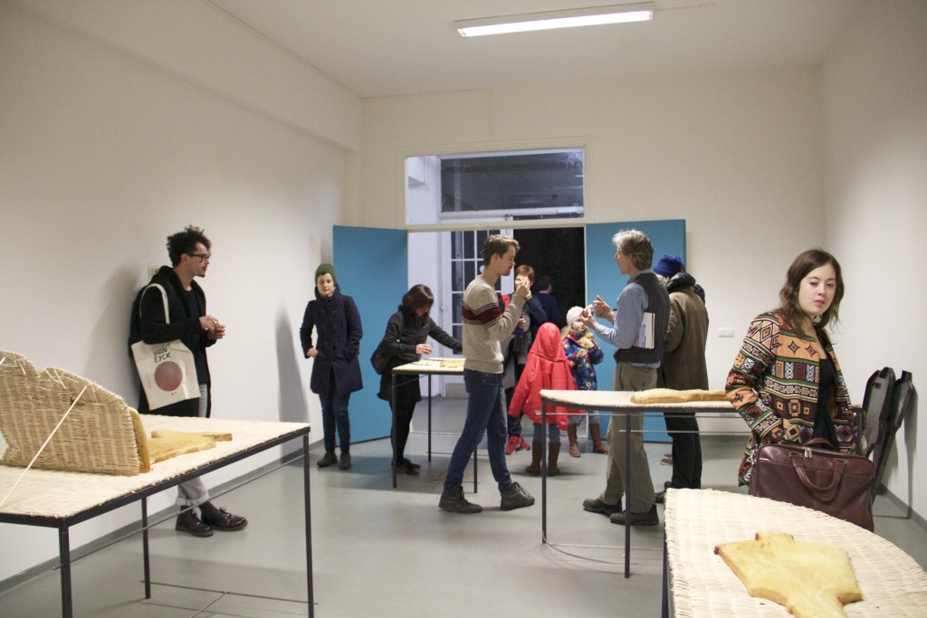 03 - Marco Gobbi, vista insieme Meridians, tavoli in ferro e piano intagliato, pane, 2016